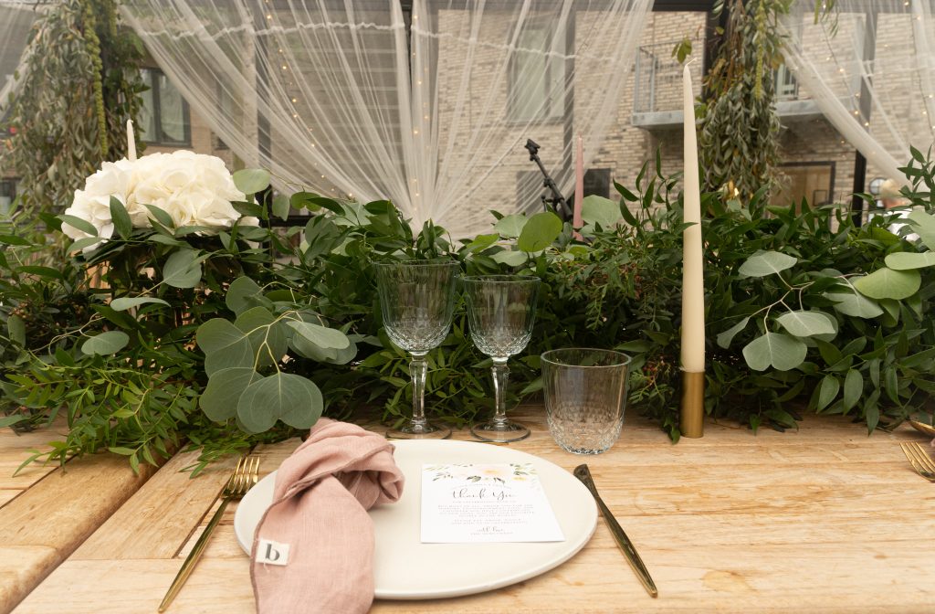 Opdækning til bryllup med guldbestik